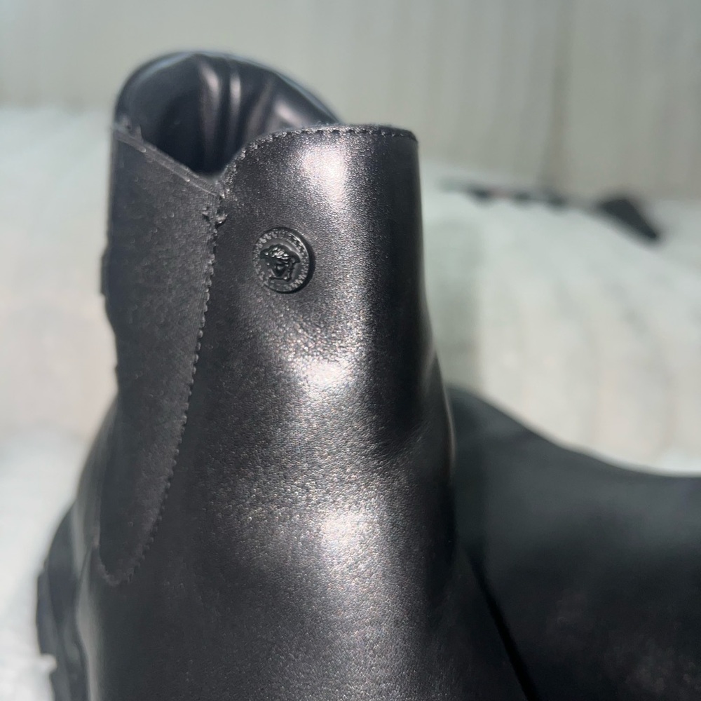Stylish Versace Black Leather Boots - Picture 4 of 8